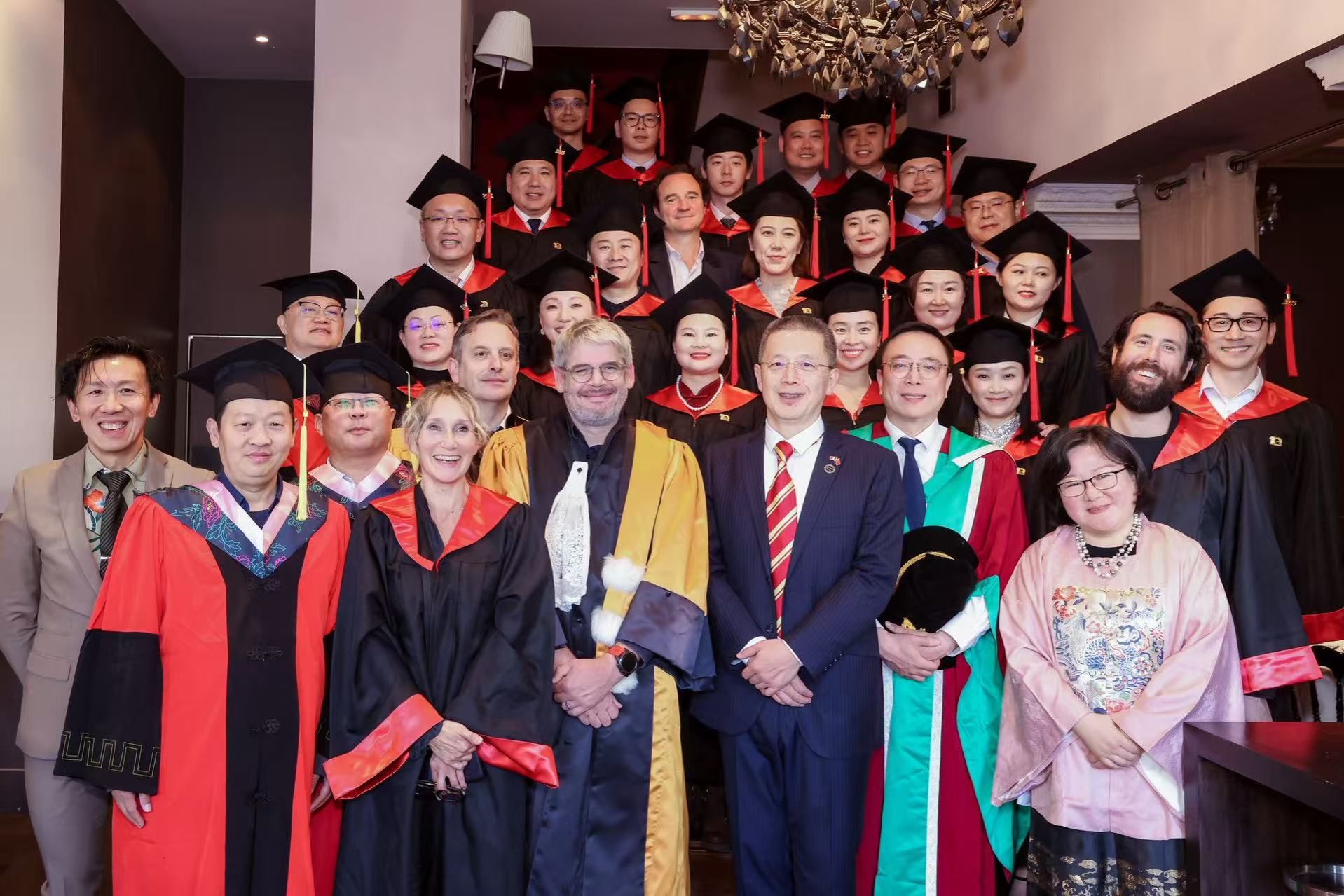 里昂三大毕业典礼(中国驻里昂总领馆于江总领事出席).jpg 里昂三大毕业典礼(中国驻里昂总领馆于江总领事出席).jpg